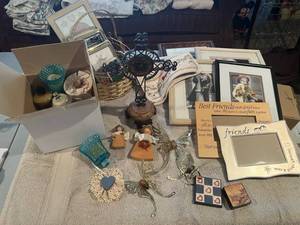 lot 204 image: Lot of assorted religious theme Christmas ornaments and decor