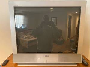 lot 209 image: Flat front screen Sony 32 tube tv...