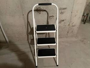 lot 225 image: 3-rung metal framed folding stool