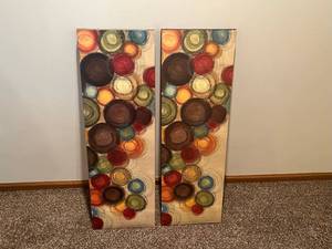 lot 228 image: Flex neck lamp, table lamp and wall decor