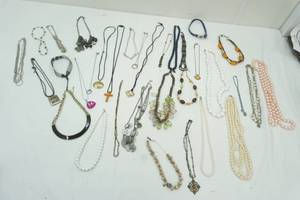 lot 51 image: Variety of Costume 30 Necklaces