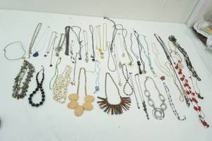 lot 60 image: Variety of Costume 30 Necklaces