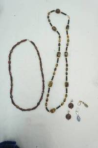 lot 62 image: Stone Jewelry