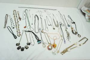 lot 64 image: Variety of Costume 30 Necklaces