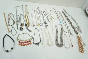 lot 65 image: Variety of Costume 30 Necklaces