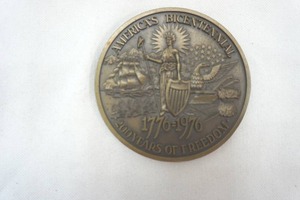 lot 95 image: 1776-1976 Americas Bicentennial 200 years of Freedom Medallion