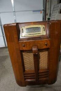 lot 250 image: Vintage General Electric Radio