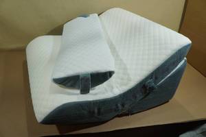 lot 34 image: 3-Piece Orthopedic Bed Wedge Pillow Set