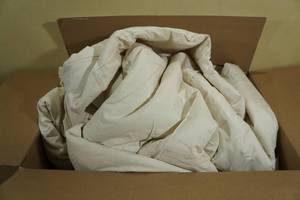 lot 35 image: Full Comforter & 2 Pillowcases -Beige