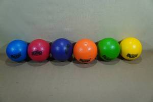 lot 135 image: 6 Biggz 6 IndoorOutdoor Skin Foam Dodge Balls