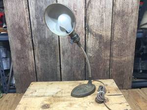 lot 40 image: Antique Arrow Desk Lamp - Cast Base - Gooseneck