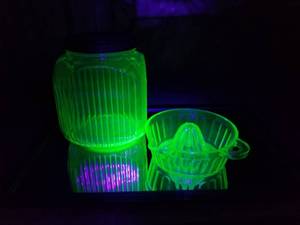 lot 155 image: Vintage Green Depression Glass Covered Jar - Juicer