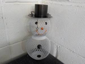 lot 19 image: Metal Snowman Bird Feeder 12 tall...