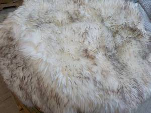 lot 27 image: Windward 100% Sheepskin 70 x 43 rug- backing is a little soiled but rug is good