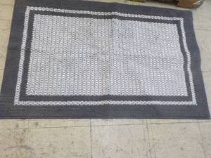 lot 31 image: 29 x 45 New Costco Accent Rug...