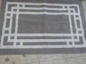 lot 32 image: 29 x 45 New Costco Accent Rug...
