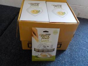 lot 58 image: Natural Chicken in a Demi Glaze 30 x 4 packs Purina Fancy Feast Savory Cat Treats