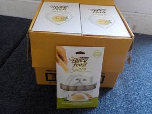 lot 61 image: Natural Chicken in a Demi Glaze 30 x 4 packs Purina Fancy Feast Savory Cat Treats