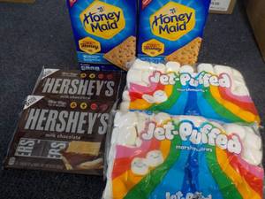 lot 82 image: Smores Kit...