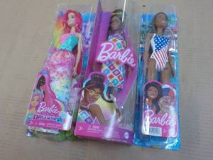 lot 95 image: 3 Barbies New...