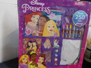 lot 109 image: Disney Ultimate Art Set...