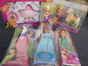 lot 113 image: 6 New Disney Princess Dolls and Accessories