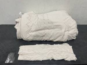 lot 638 image: Bedsure Queen Size 3 Piece Comforter Set
