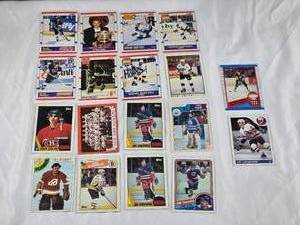 lot 205 image: Lot of 18 1980s Era NHL Hockey Cards Including Gretzky, Lemieux and More