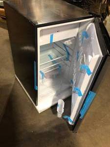 lot 16 image: Magic Chef 4.5 cu. ft. Mini Fridge with True Freezer in Stainless Look Customer Returns See Pictures