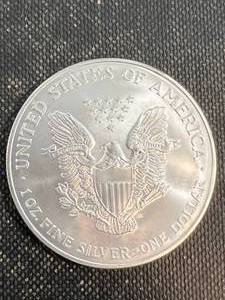 lot 08 image: 2001 AMERICAN SILVER EAGLE 1 TROY OZ .999 FINE SILVER