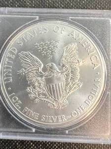 lot 20 image: 2015 AMERICAN SILVER EAGLE 1 TROY OZ .999 FINE SILVER IN CASE