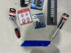 lot 25 image: SOCKET SET LOT