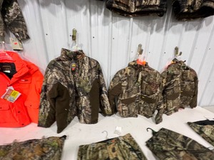 lot 5 image: MENS ML CAMO JACKETS & PANTS