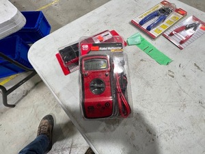 lot 11 image: ELECTRICIANS TOOLS