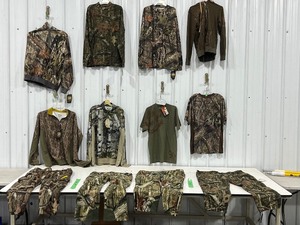 lot 74 image: MENS CAMO CLOTHING MLXL