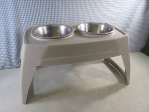 lot 12 image: (EC1) Suncast Elevated Pet Feeding Tray 12 High 8 Stainless Steel Bowls