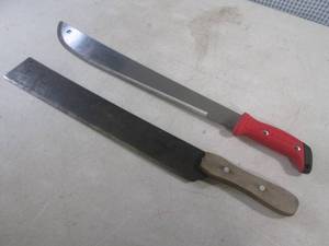 lot 21 image: (H-2) 2 Machetes 24...