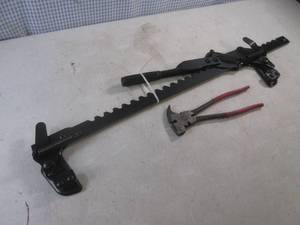 lot 29 image: (H-2) Wire Stretcher (Looks NewUnused) and Diamond Fencing Pliers