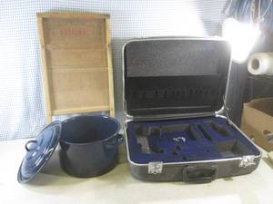 lot 51 image: (EW7) Vintage Washboard, Stew Pot and Case with Keys