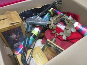 lot 161 image: (D-4) Big Box Full of Assorted Christmas Decor
