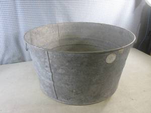 lot 175 image: (EW5) Large Galvanized Tub with Handles 21 12 W x 11 H