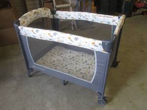 lot 200 image: (F-1) Baby Trend Portable Crib  Play Pen