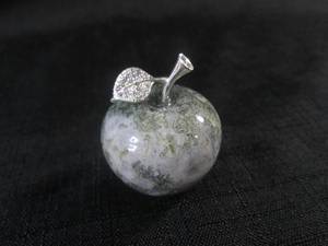 lot 232 image: (FS) 1 14 Tall Plus The Stem Moss Agate Apple