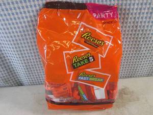 lot 294 image: (B-2) Party Pack Size Bag of Snack Size Assorted Reeses Candy 32.06oz Past Date