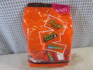 lot 295 image: (B-2) Party Pack Size Bag of Snack Size Assorted Reeses Candy 32.06oz Past Date