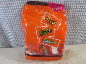 lot 296 image: (B-2) Party Pack Size Bag of Snack Size Assorted Reeses Candy 32.06oz Past Date