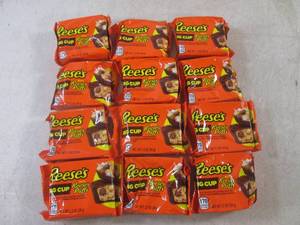 lot 323 image: (B-1) 12 Reeses Big Cups with Reeses Puffs Past Date