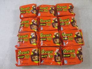 lot 324 image: (B-1) 12 Reeses Big Cups with Reeses Puffs Past Date