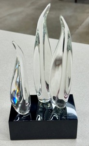 lot 9 image: Artisan Hand Blown Penguins Crystal Sculpture by Guyol