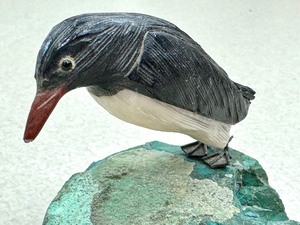 lot 62 image: Black and White Onyx Carved Penguin Figurine on Malachite Mount
